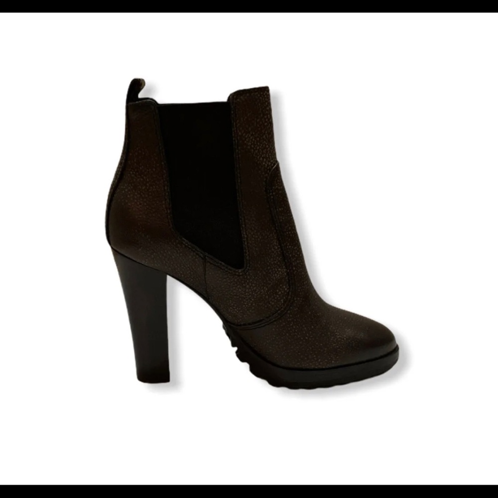 New with out box. Size 8.5 Tory Burch booties